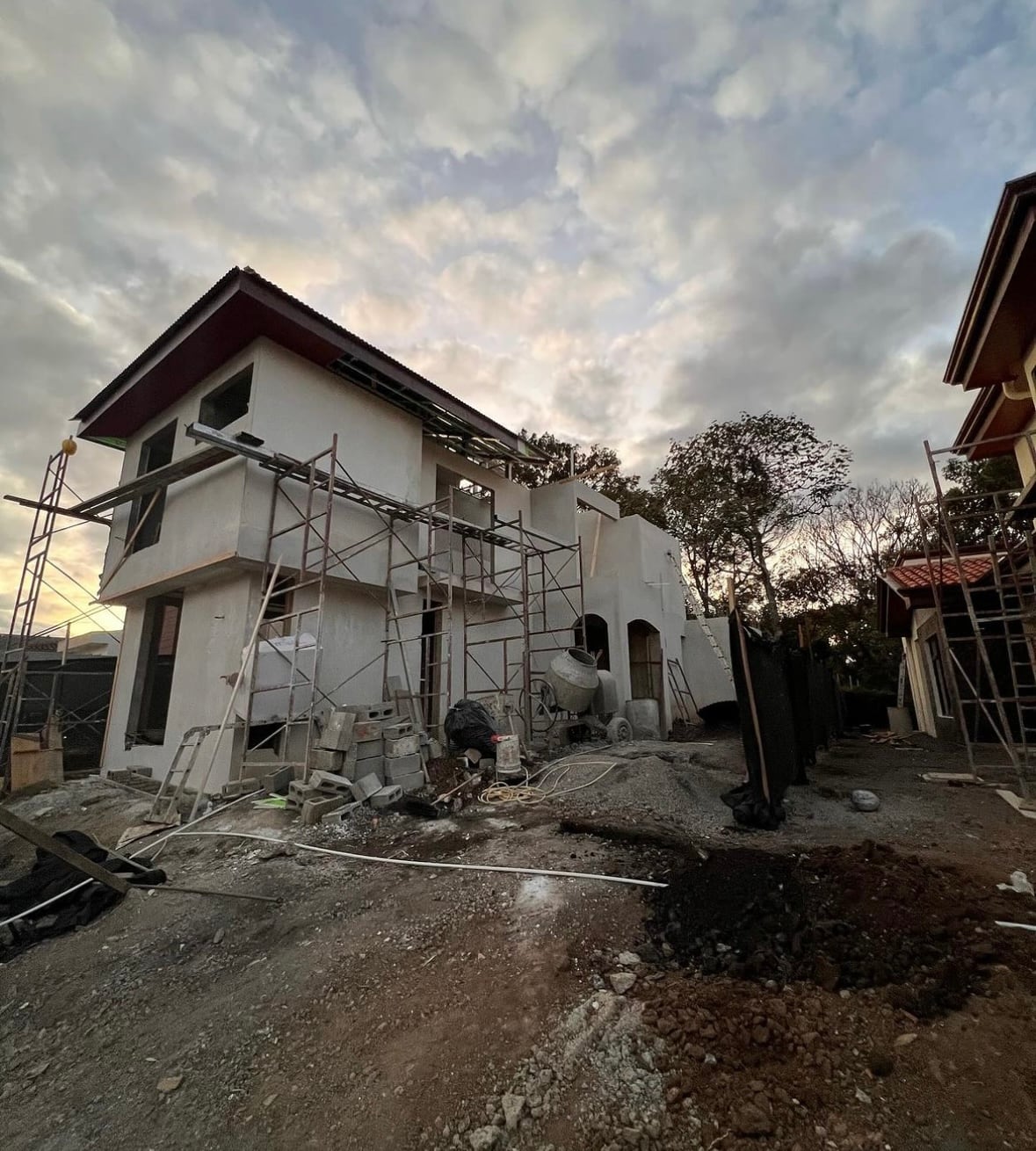 Ginnés Rodríguez junto a su casa nueva