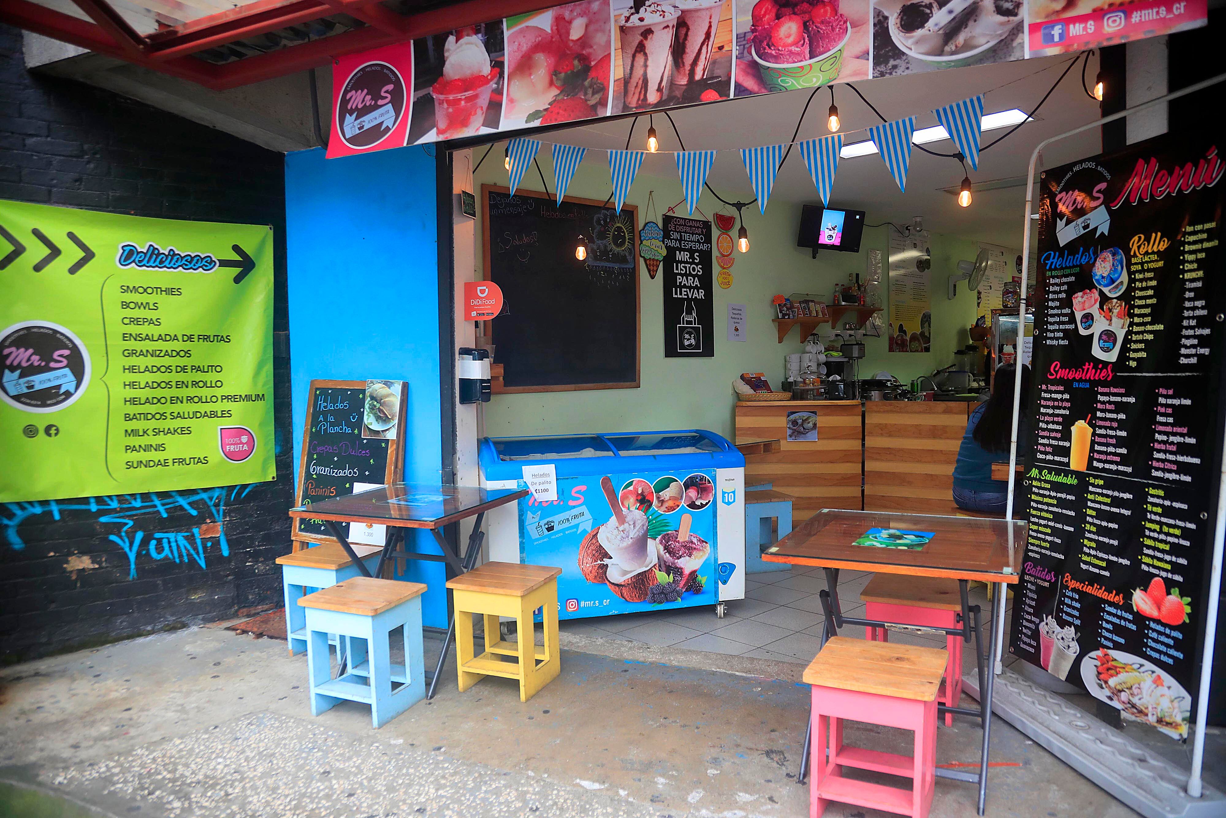 24/08/2023    San Pedro. En Mr. S Heladeria le preparan helados en rollo casi que de el o los sabores que se le antojen, incluso de Cacique.