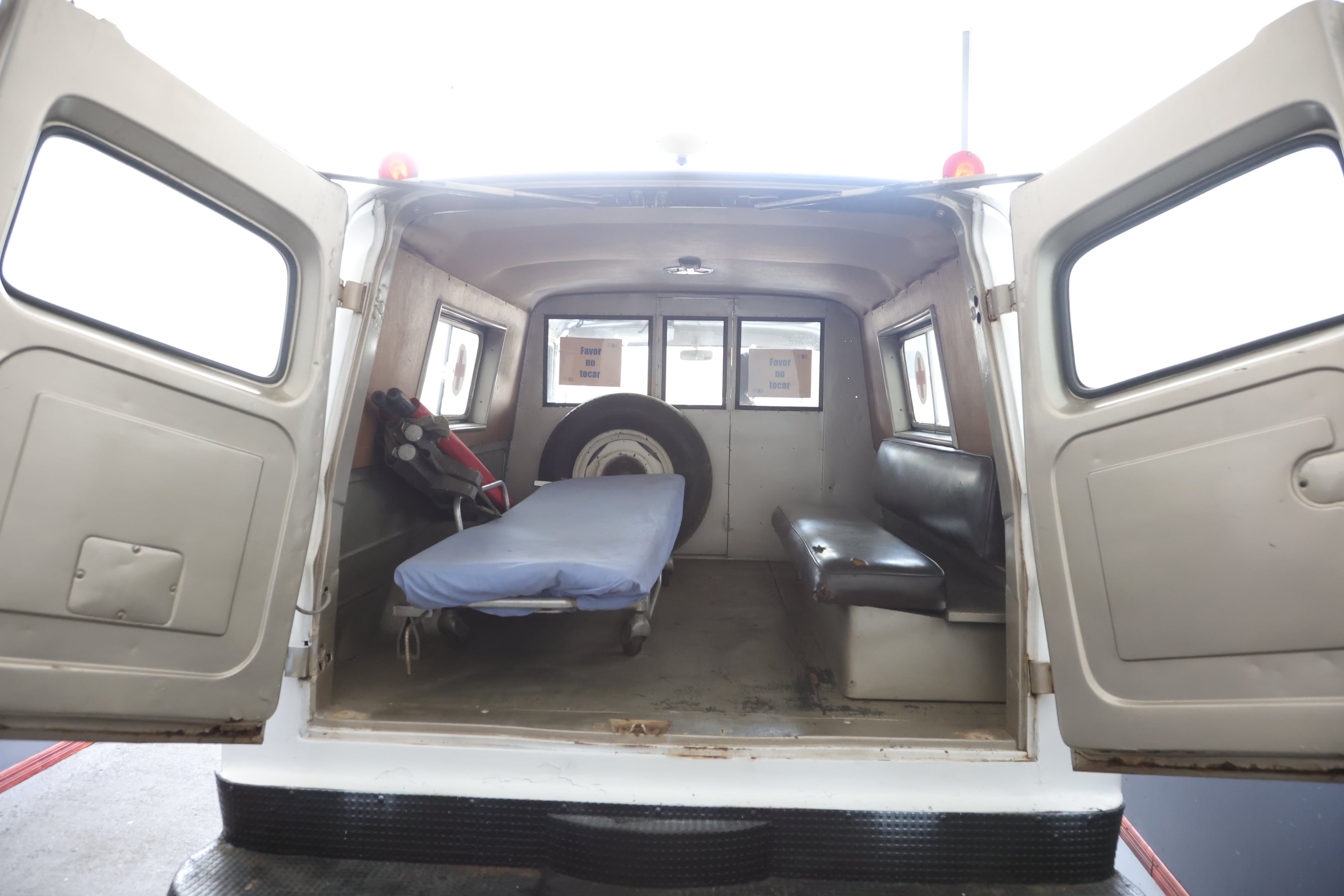 Fotos de chuzo de la semana, ambulancia de la cruz roja antigua y quien la cuida el señor José García / foto John Durán