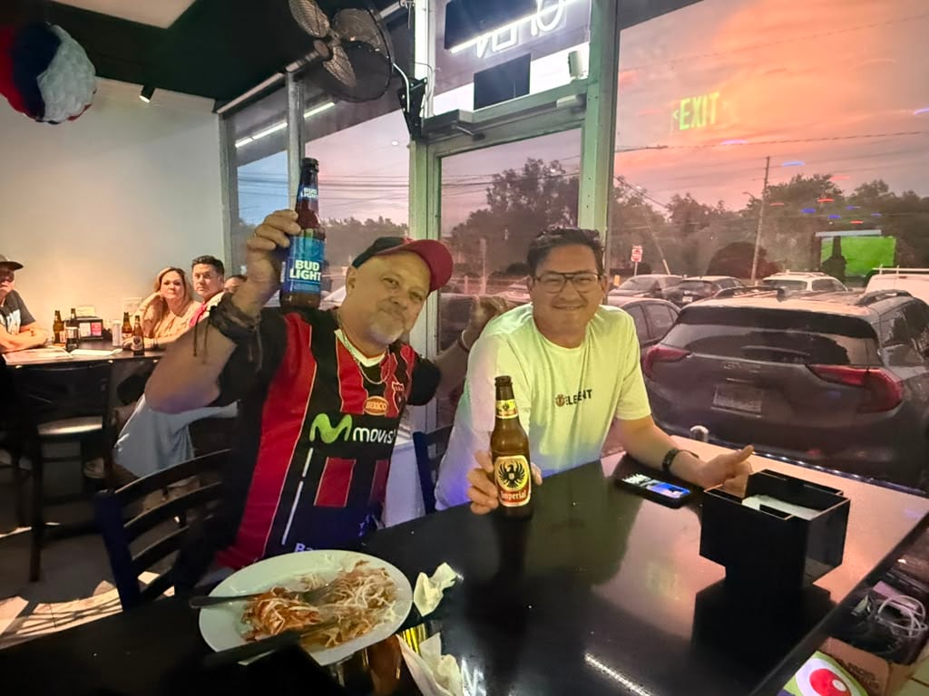 Henry Barrantes , de Guanacaste, alistó su restaurante (Pura Vida) en Orlando en un punto de encuentro para los costarricenses, donde el chifrijo, el cantonés y el fresco de cas ya acompañan la Copa Mundial de la FIFA 2026.
