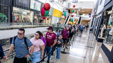 Venta de la nueva camiseta de Saprissa inspirada en Batman provoca largas filas de aficionados