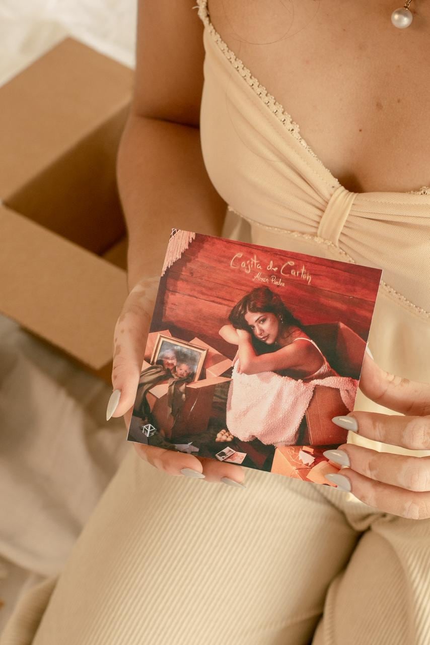 La cantante sancarleña Alisson Piedra lanzó su primer EP "Cajita de cartón"