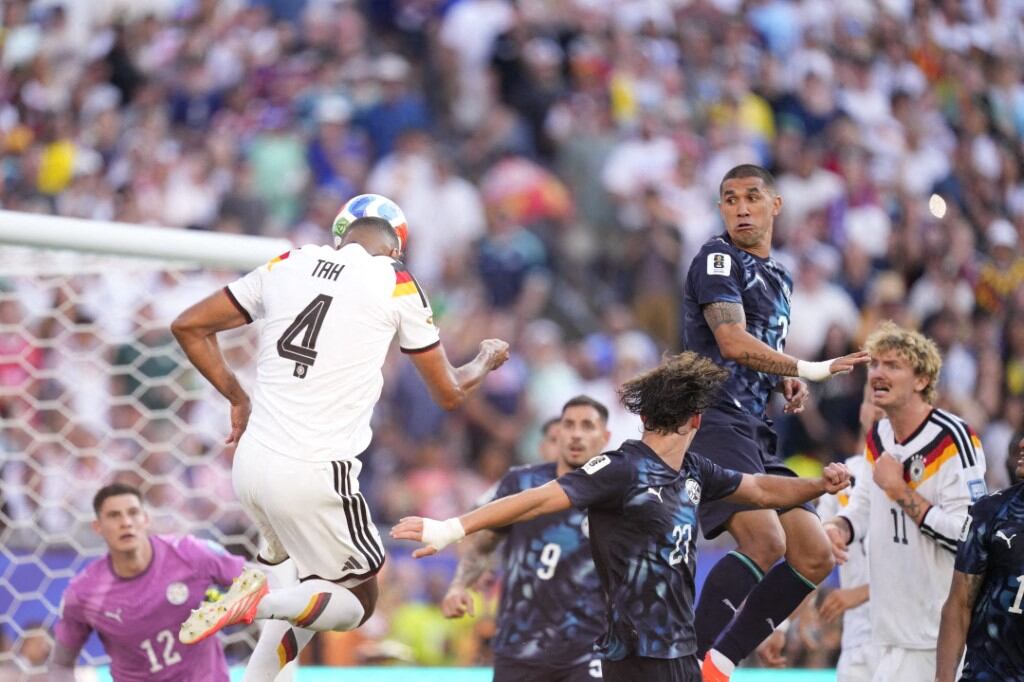 Jonathan Tah celebraba en el dramático partido entre Alemania y Paraguay, pero la acción se invalidó por una falta en el Mundial 2026.