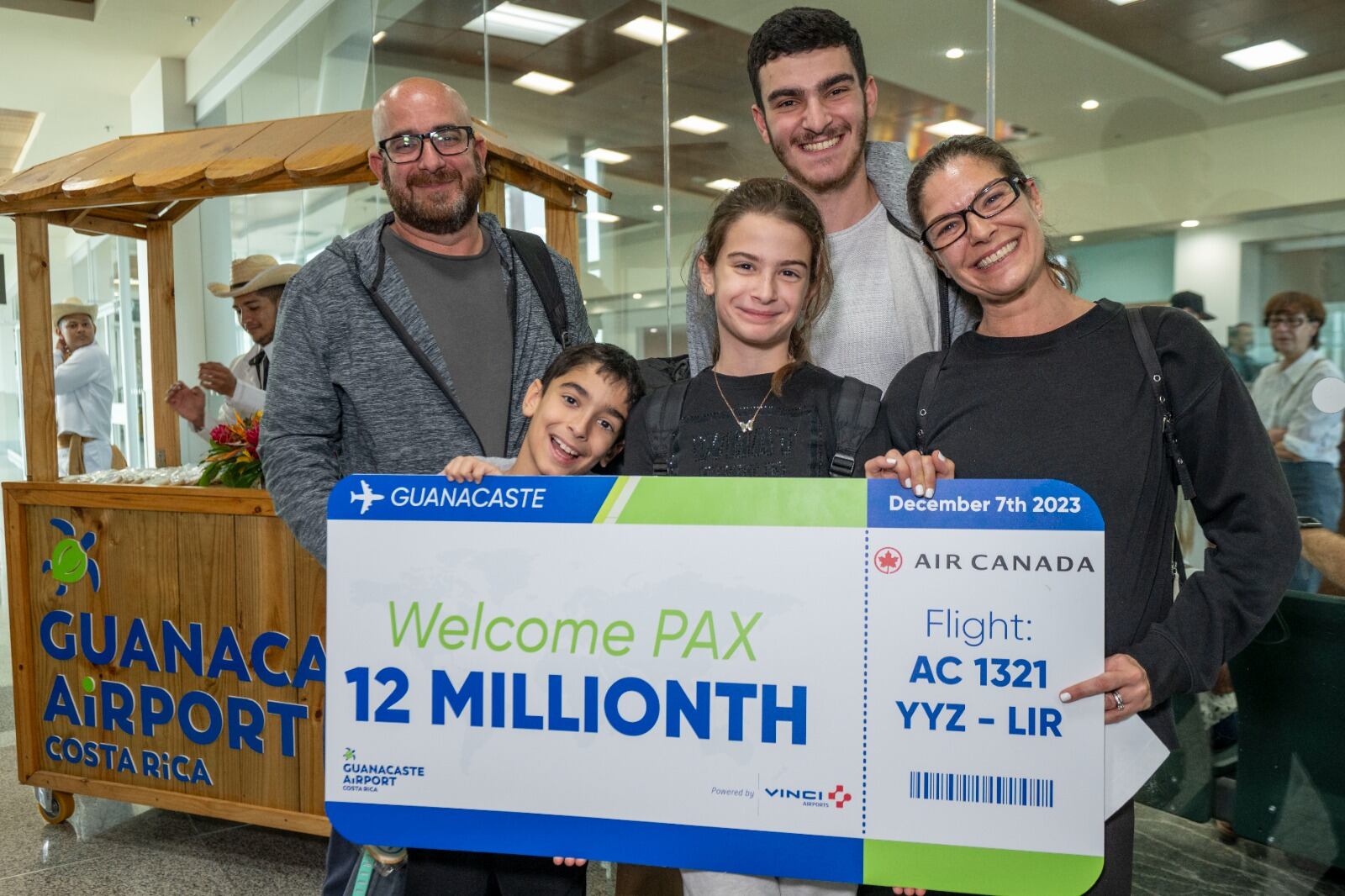 Una niña canadiense se convirtió en la turista 12 millones en llegar al Aeropuerto Daniel Oduber.