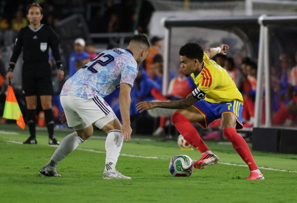 Luis Diaz, capitán y referente de Colombia, enfrenta la marca de Carlos Mora, extremo de la Selección Nacional.