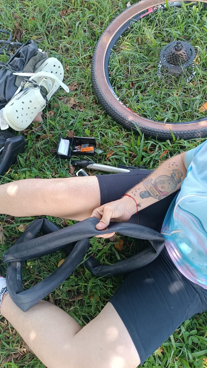 Melissa Cambronero y Carolina Rosales, de 33 y 34 años respectivamente, son dos guapileñas que, junto a su perrita Chiky, viajan en bicicleta de Guápiles a la Patagonia, salieron en agosto del 2024