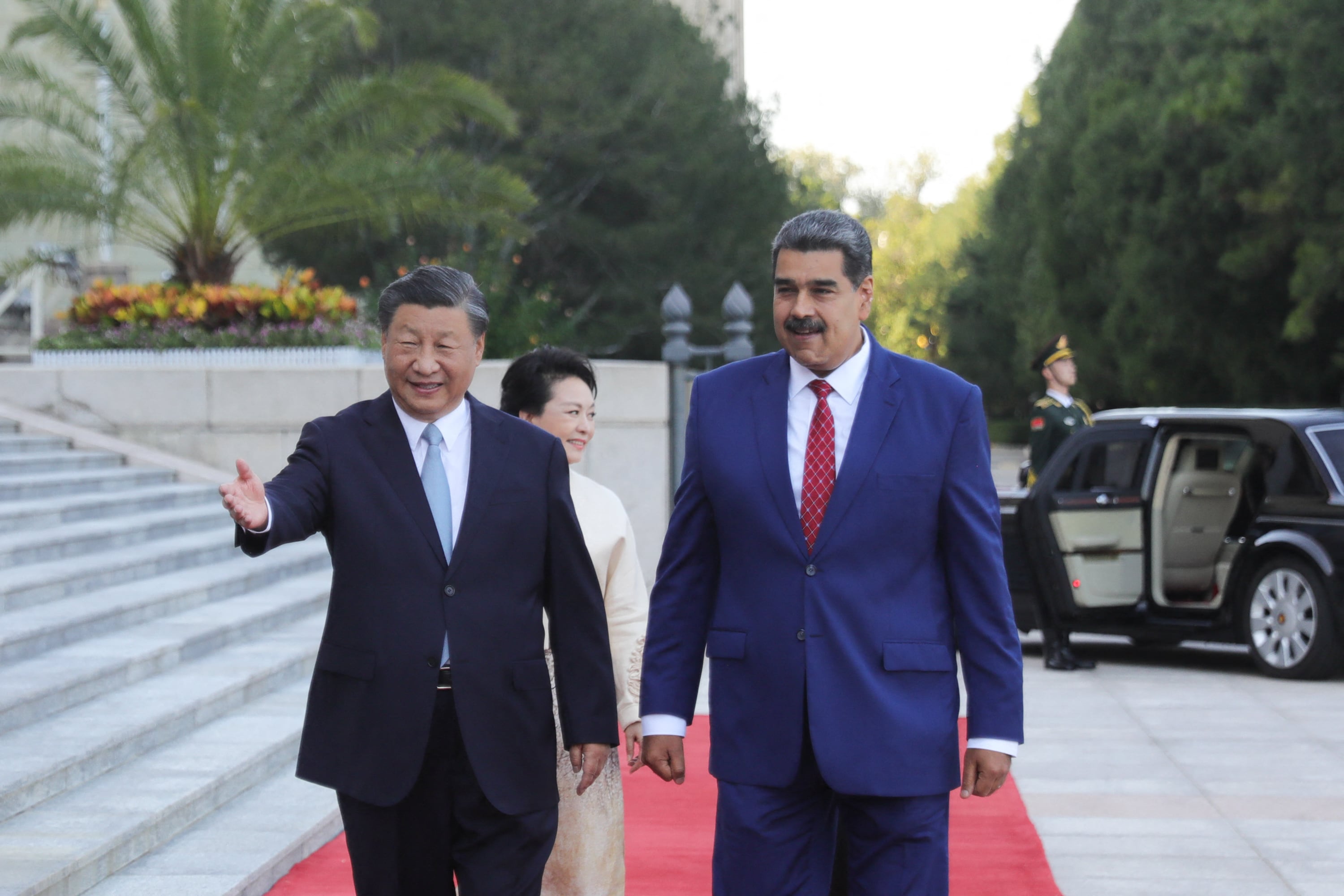 El presidente chino Xi Jinping (izq.) da la bienvenida al presidente venezolano Nicolás Maduro (dcha.) en el Gran Palacio del Pueblo en Beijing
