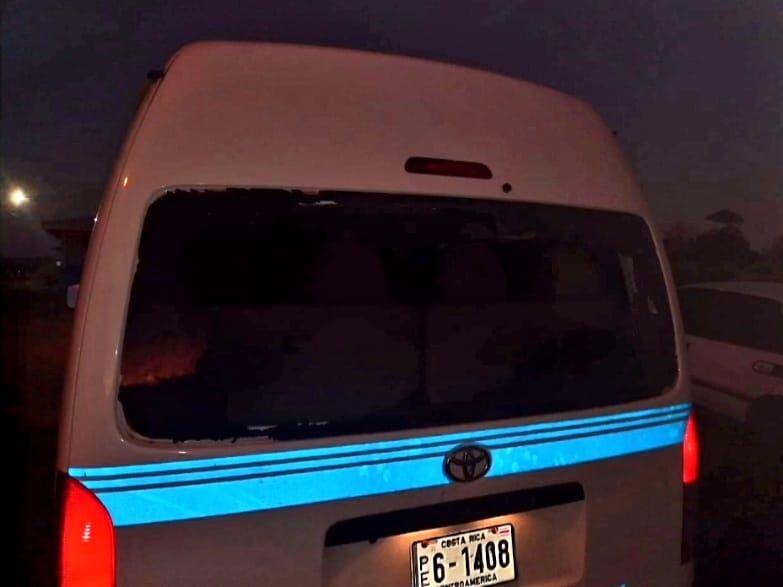 Dos oficiales heridos y doce patrullas dañadas por ataque con piedras en Los Chiles. Foto Edgar Chinchilla.