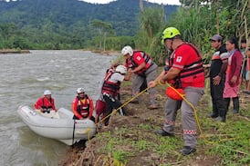 Río La Estrella crece y obliga a realizar peligroso rescate de dos personas