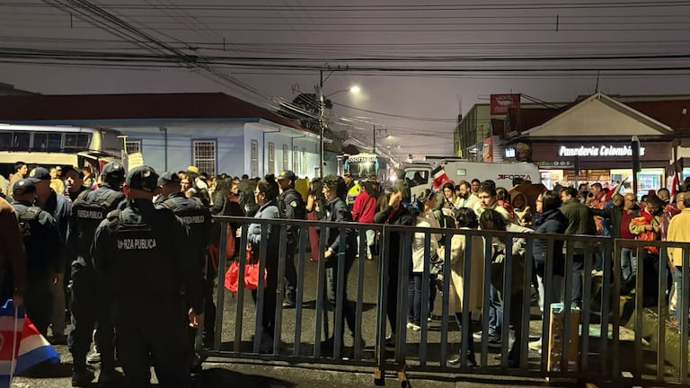 Esto no es Costa Rica: el fuego de la independencia llegó a un parque encerrado entre murallas