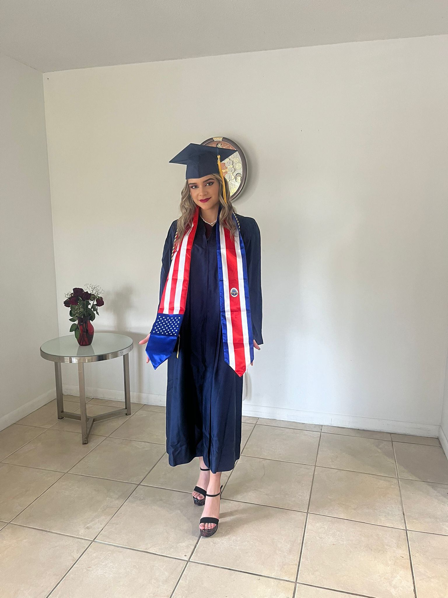 Costarricenses que viven en Estados Unidos cuando se gradúan no se olvidan de su amor por Costa Rica y llevan una cinta con la bandera tica. En la foto, Hillary Orozco, 17 años.