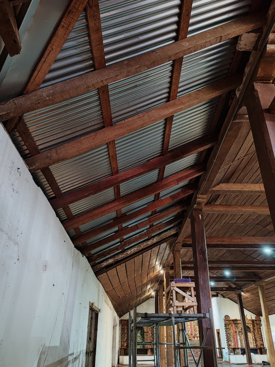 लुईस अलेजांद्रो चावेरी चावेझ, 30 वर्षांचे आणि ओरोसी डी कार्टागोचे रहिवासी, 22 वर्षे ओरोसी येथील वसाहती मंदिरात स्वयंसेवक मार्गदर्शक म्हणून काम करत होते आणि मंदिर नूतनीकरणासाठी बंद असल्यामुळे त्यांना आता आर्थिक गरज आहे.