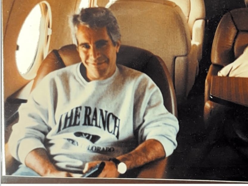 Esta fotografía facilitada por el Departamento de Justicia de Estados Unidos el 19 de diciembre de 2025, muestra a Jeffrey Epstein, un acaudalado financista que murió en prisión en 2019 mientras esperaba juicio por tráfico sexual, y a Ghislaine Maxwell