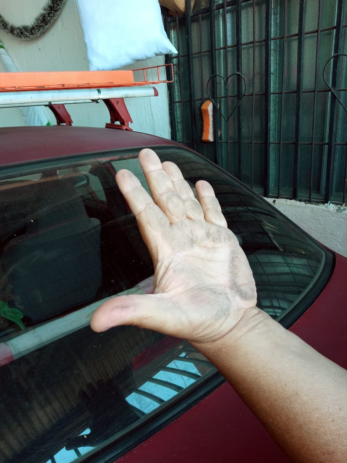 Los vecinos de León XIII, en Tibás, también se vieron afectados por la ceniza del volcán. Foto Evelyn Fonseca.