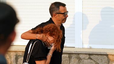 Mundo del fútbol abraza a mamá de Diogo Jota, desconsolada tras salir de funeraria