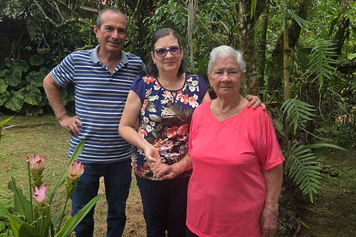 Doña Ilse María Gutiérrez Acuña (centrto), junto a su hermano Marvin, y su madre, doña Teresa. Esta familia hizo el vestidito que fue elegido como el que usará La Negrita todo un año