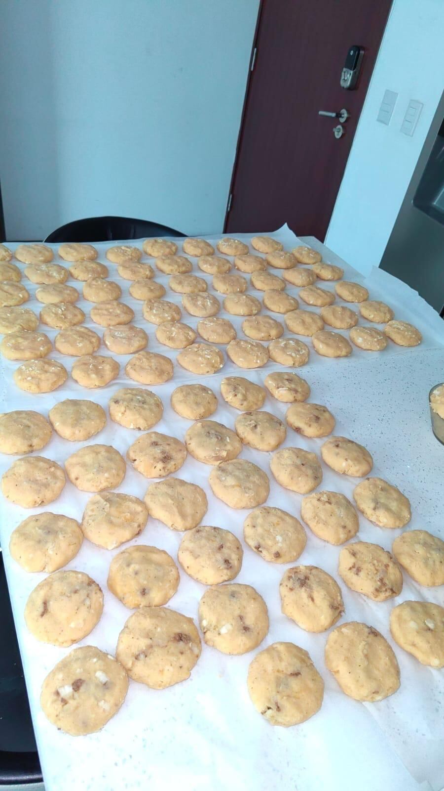 Luci y su mamá prepararon enyucados para regalar a quienes piden comida en las calles. Cortesía.