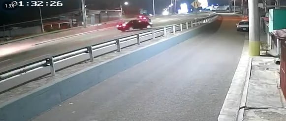 Un aterrador momento quedó grabado en video en La Julieta de Río Segundo, en Alajuela, cuando el conductor de un vehículo tuvo que realizar una maniobra desesperada para esquivar una serie de balazos. Foto: Captura de video