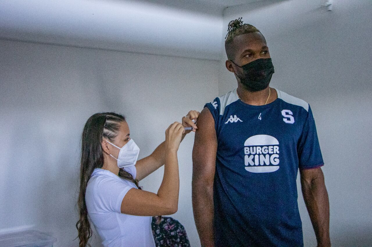 Vacunación en la cueva. Prensa Saprissa.