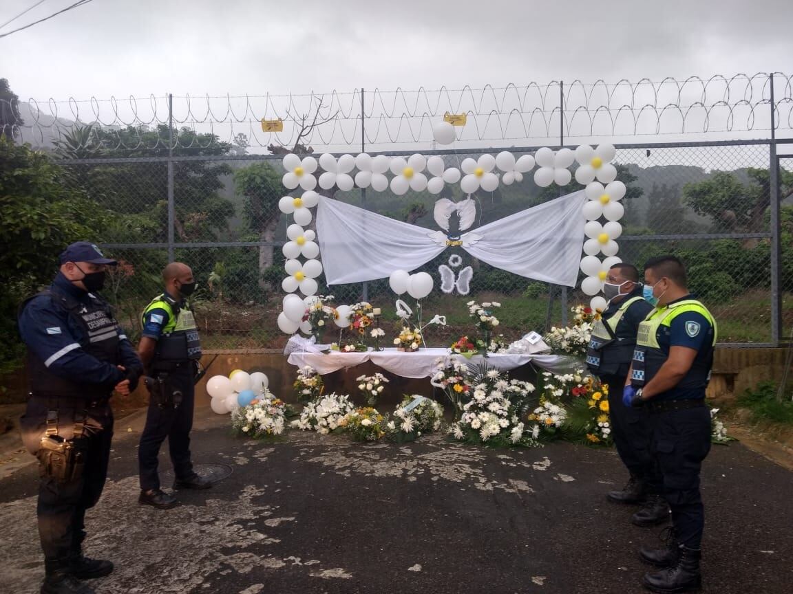 Vecinos de niño que murió en Desamparados le rinden homenaje con un altar y globos. Foto cortesía.