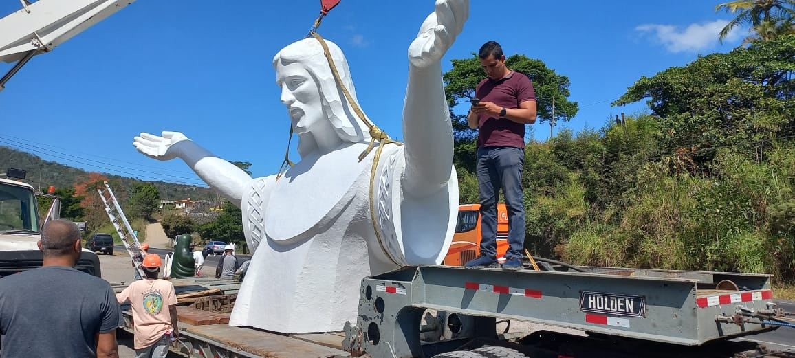 El Cristo Redentor de la Gran Nicoya por fin es una realidad que se puede ver y tocar porque esta a pocas horas de que se terminen de acomodar una sobre otra las 4 piezas que conforman la escultura de 15 metros de alto sobre el cerro La Cruz en Nicoya, Guanacaste