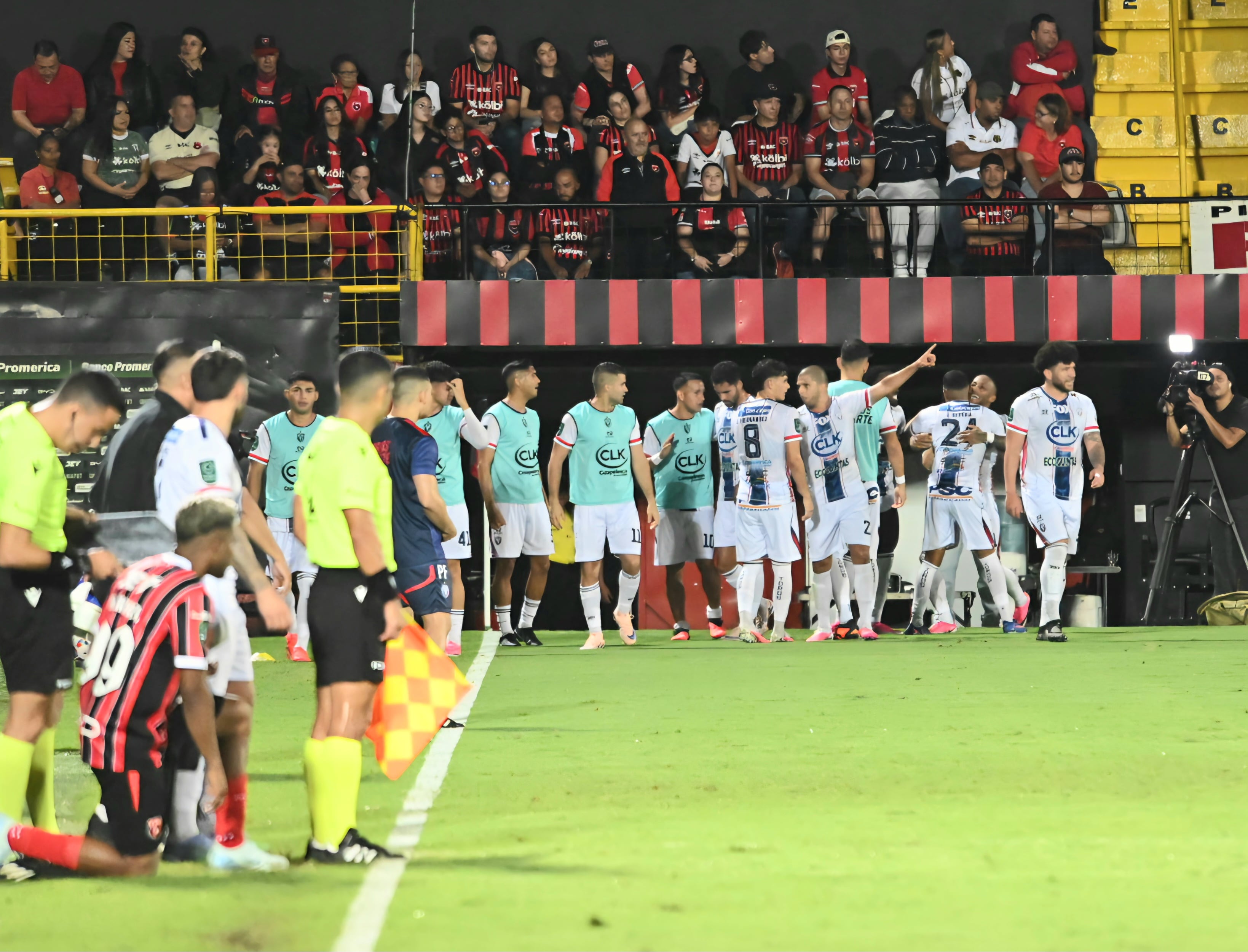 23 de agosto de 2026. Estadio Alejandro Morera Soto. 18:00 hrs. La Liga Deportiva Alajuelense juega contra la Asociación Deportiva San Carlos en partido correspondiente a la jornada 5 del Torneo de Apertura de la Liga Promérica. Otro dato relevante del juego es el retiro oficial del delantero Jonathan McDonald del fútbol. En la foto: Ismael Rescalvo técnico de la liga y Walter Centeno de San Carlos. Retiro del jugador Jonathan Mcdonald. Jugadas relevantes del partido. Foto: Albert Marin