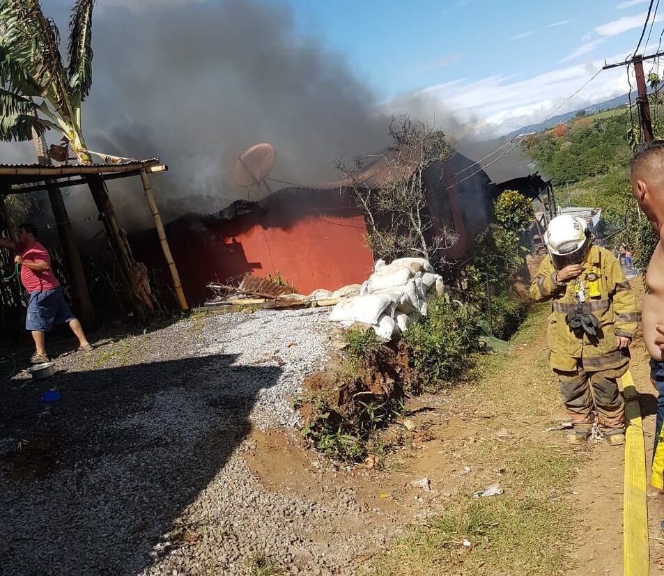 Incendio devora por completo dos viviendas en Rincón de Arias, en Grecia. Foto cortesía.