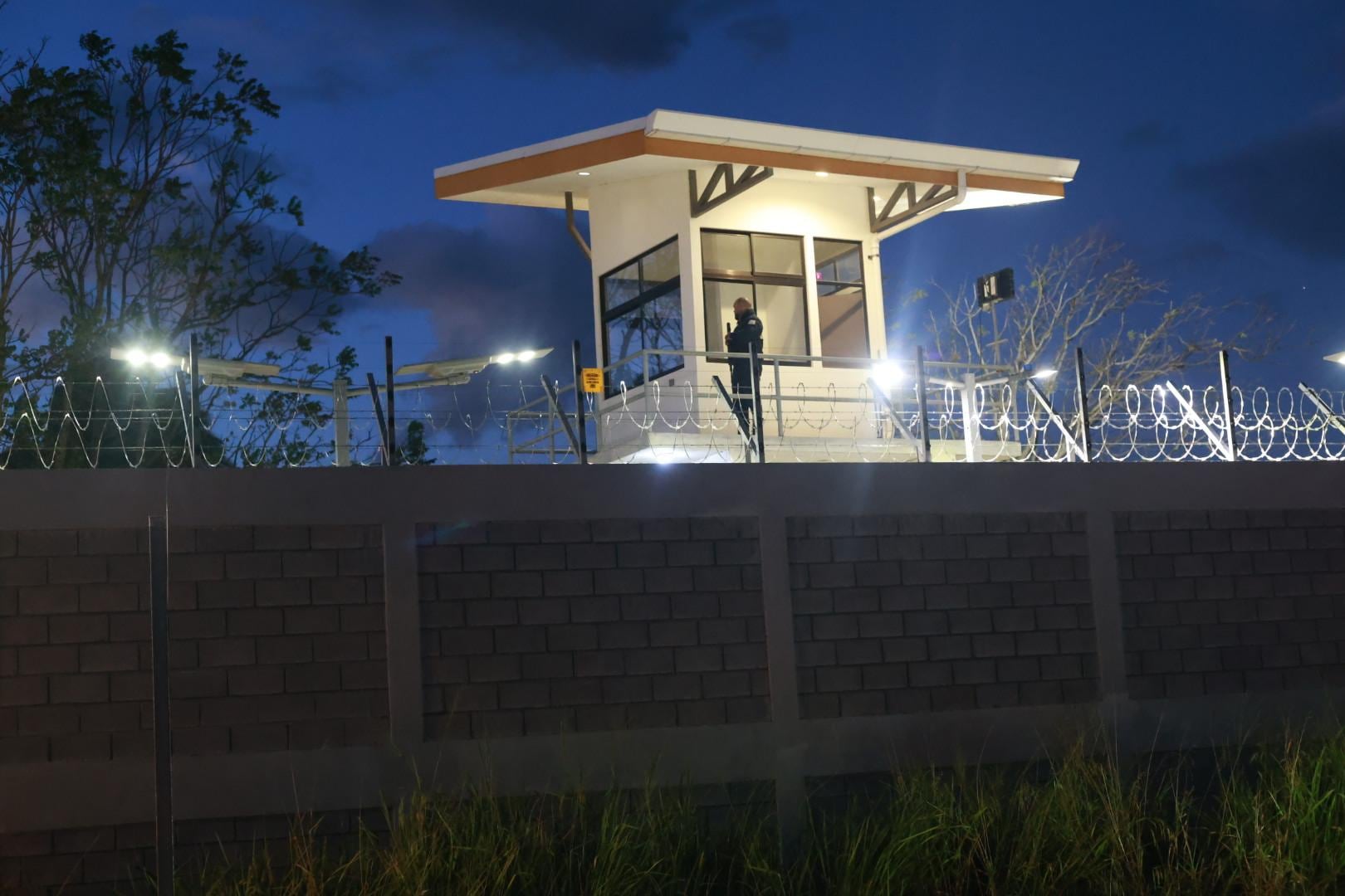 Vigilancia en una torreta de la cárcel La Reforma, en San Rafael de Alajuela. Todo listo en el centro penitenciario para la extradición del exmagistrado Celso Gamboa y Edwin López, alias Pecho de Rata.