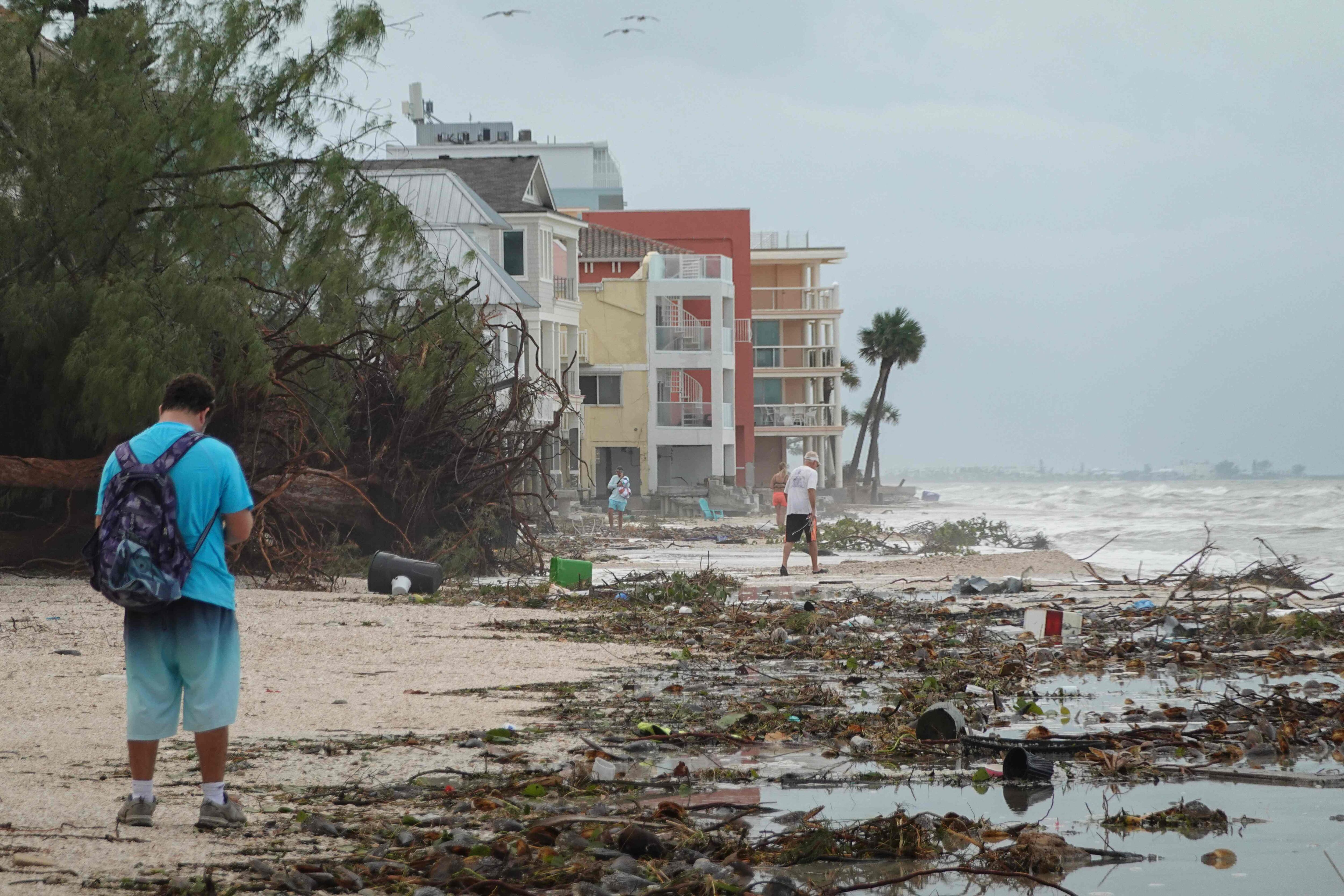 El huracán Helene dejó a millones de personas sin electricidad en su paso por el sureste de los Estados Unidos. Los habitantes de la zona enfrentan la destrucción y hacen un llamado urgente a la ayuda humanitaria. Foto: AFP.