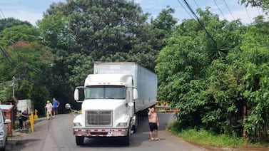 Video capta el aterrador momento en el que hombre es arrollado por tráiler que se fue para atrás
