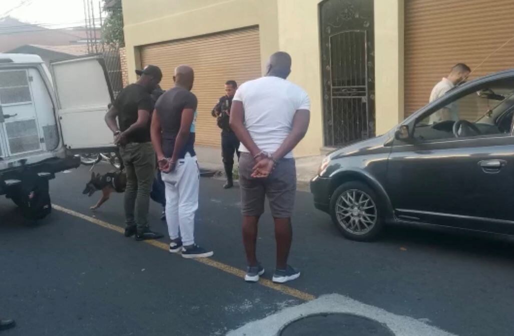 Los tres colombianos fueron detenidos en calle La Feria, en Heredia. Foto MSP.