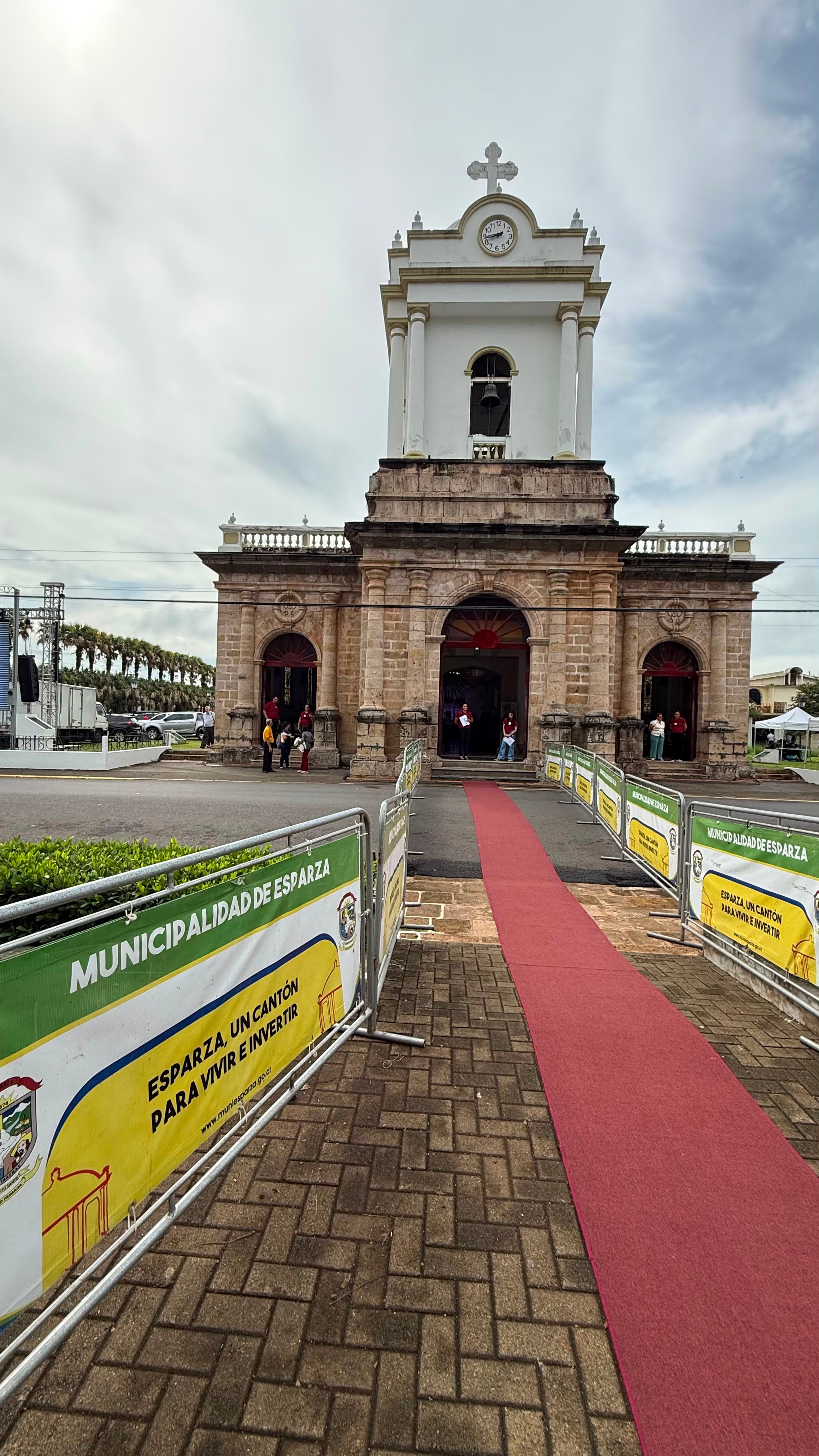 La emoción invade a José Javier Carvajal Camacho y a Lilia María Durán Alfaro, los papás de monseñor Elímar Carvajal, quien este jueves 6 de agosto es ordenado obispo en la parroquia de Esparza como el nuevo obispo de la diócesis de Puntarenas.