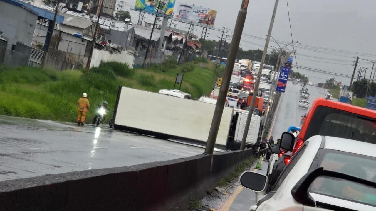 El camión quedó volcado sobre los tres carriles. Foto Facebook.