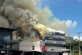 Impresionantes videos muestran incendio que consume parte de conocido centro comercial en San José