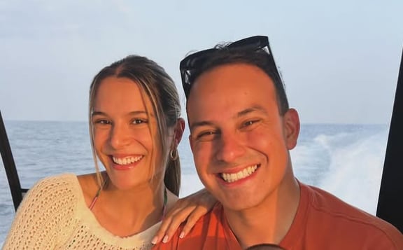 Gustavo Ortega, piloto de carreras, y su pareja Michelle Naranjo