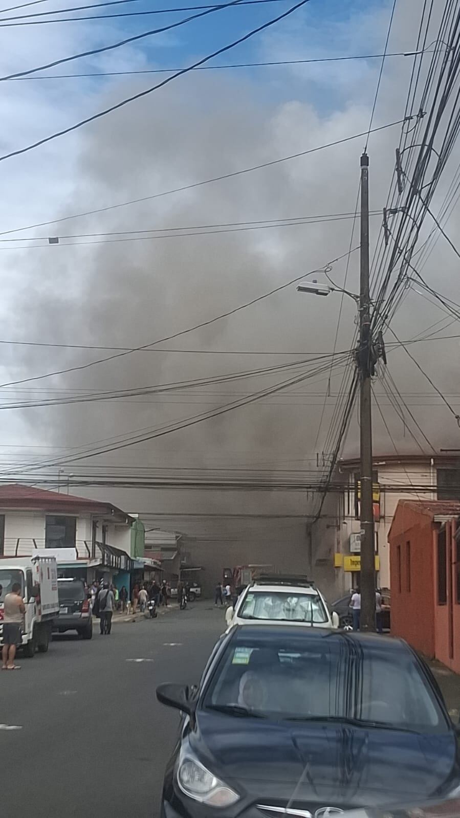 Incendio en supermercado en Cartago.