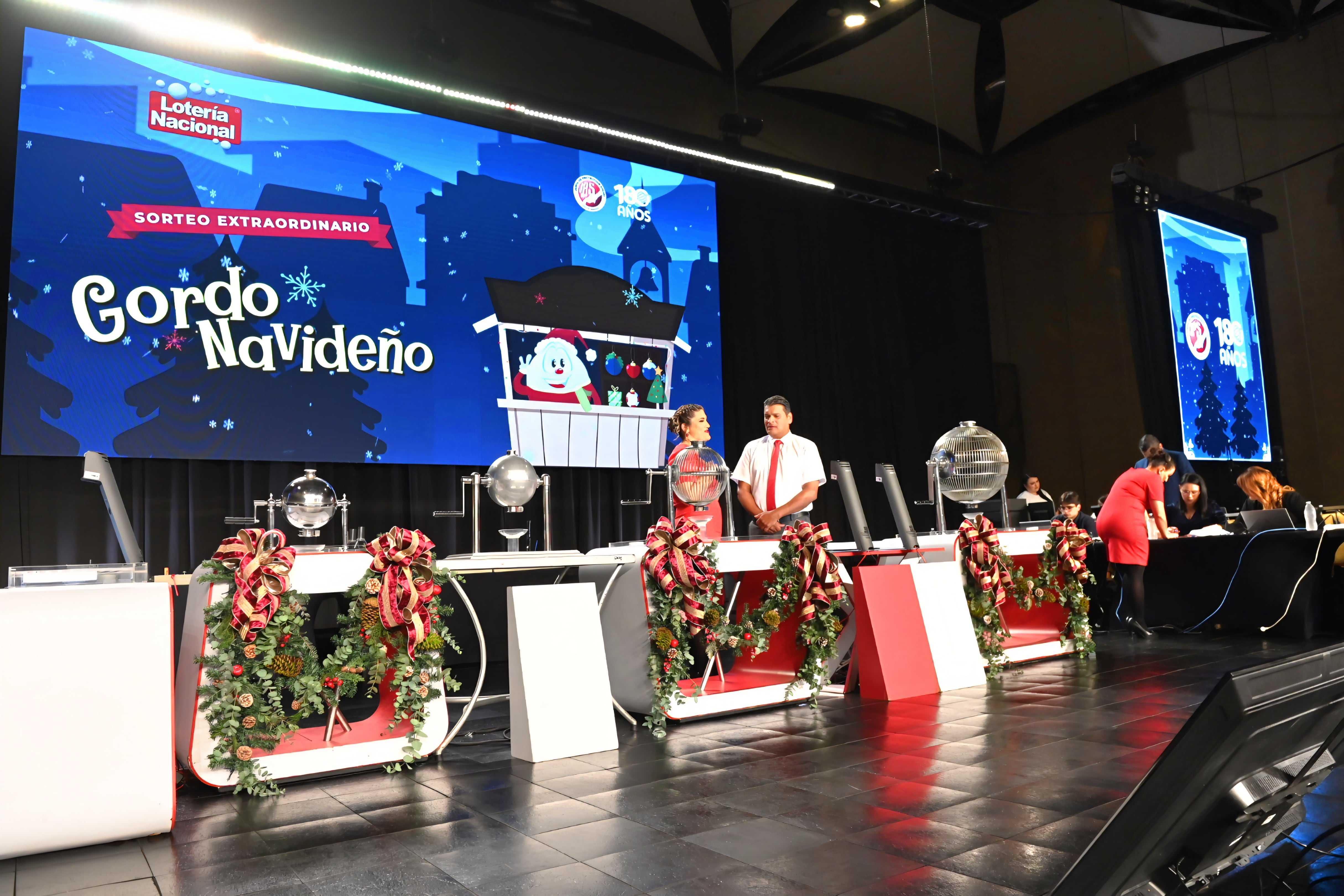 14 de diciembre 2025. Centro de Convenciones en Heredia. Realización del sorteo del Gordo Navideño 2025 que paga 40 millones de colones por fraccion según información de la Junta de Protección Social de San José. En la foto: Los funcionarios de la junta muestran los números ganadores del primer, segundo y tercer premio de la lotería. Foto: Albert Marin.