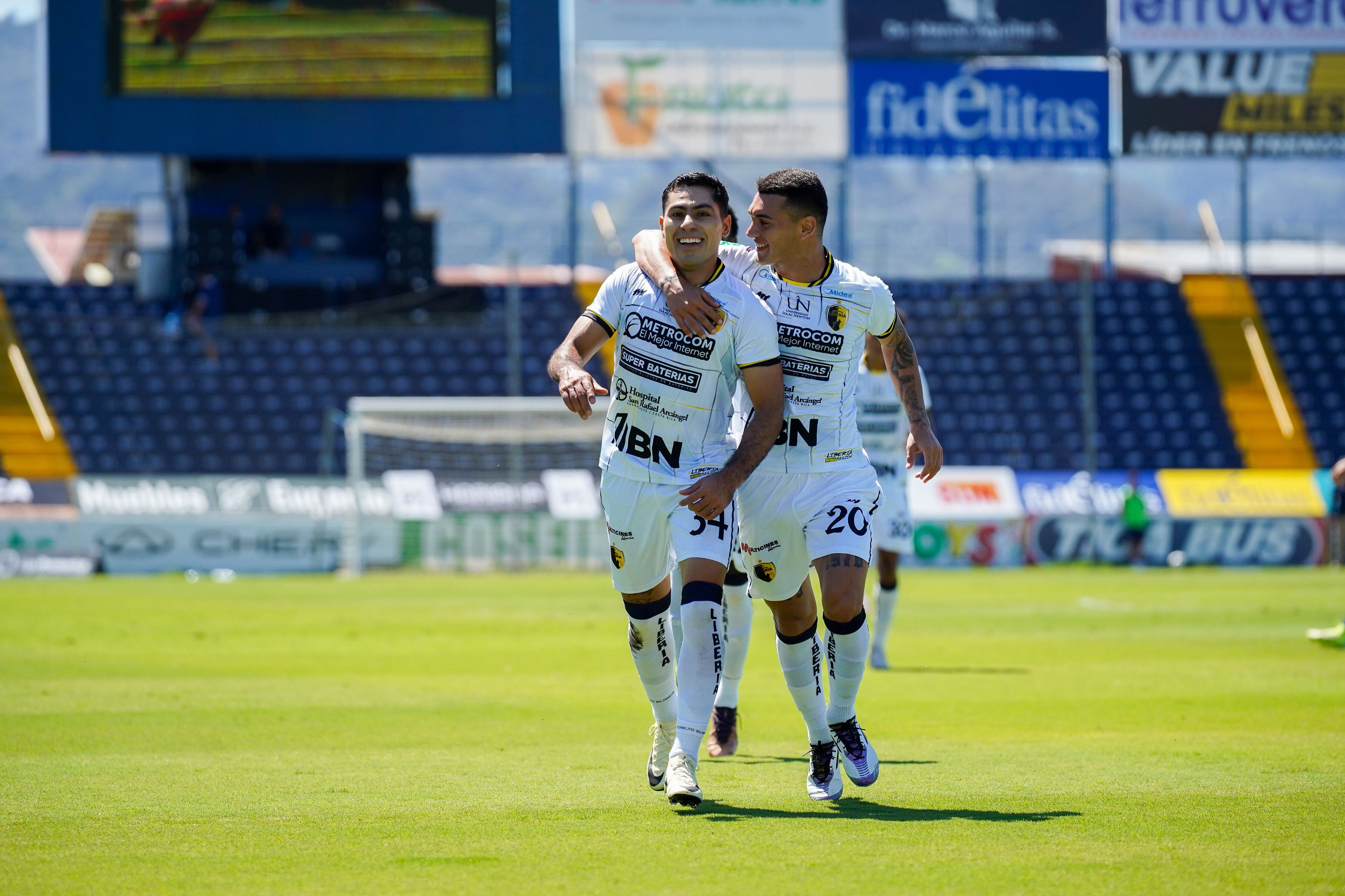 Jesús Henestrosa (izquierda) le anotó al Cartaginés en el Fello en la primera vuelta.