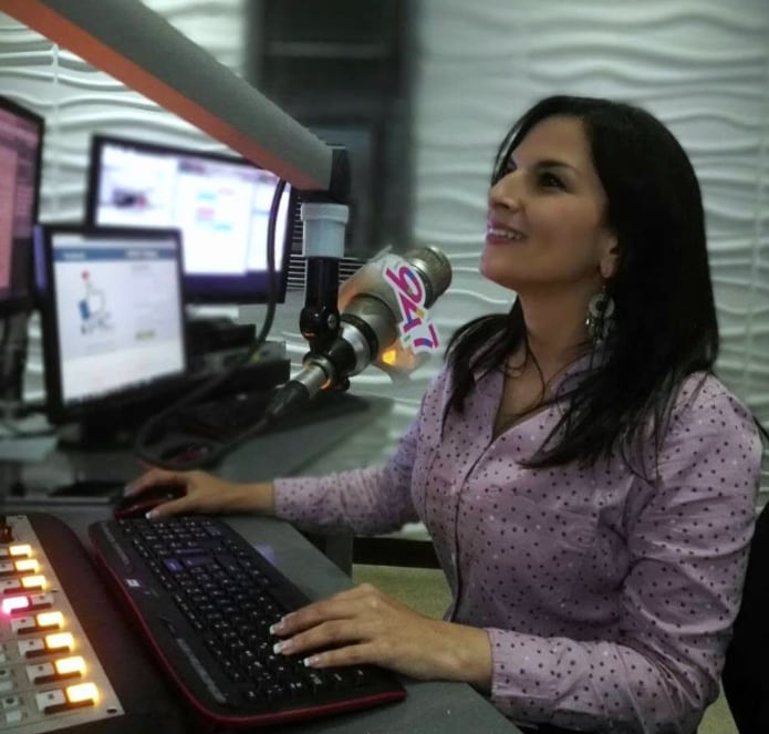 Locutora Laura Flores de la emisora 94.7 F.M..