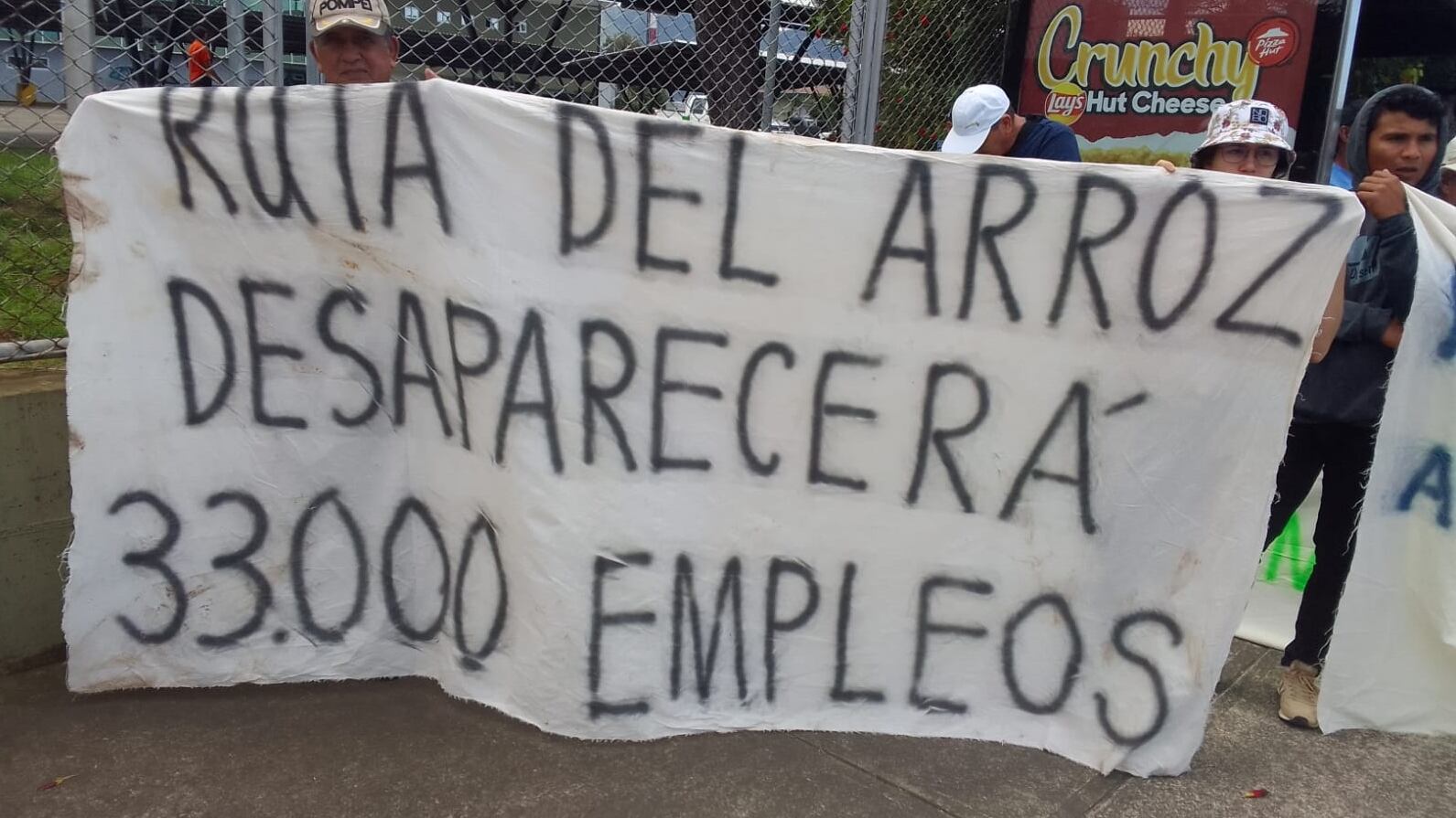 Un grupo de productores arroceros de todo el país protesta este jueves 8 de diciembre frente al ministerio de Agricultura y Ganadería (MAG), en San Jose, para mostrar una vez más el grave daño que les está provocando la Ruta del Arroz, impulsada por el actual gobierno