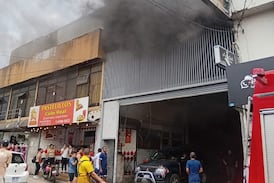 Intenso fuego mantiene cerrada y en alerta a Alajuela centro