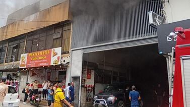 Intenso fuego mantiene cerrada y en alerta a Alajuela centro