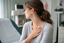 Profesora creía que le dolía el brazo por dormir mal, pero un síntoma extraño en su visión reveló lo peor