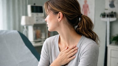 Profesora creía que le dolía el brazo por dormir mal, pero un síntoma extraño en su visión reveló lo peor