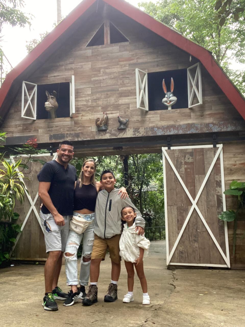 El presentador de televisión Arie García Herra sí sabe muy bien lo que es disfrutar de ganar millones con un premio mayor de la lotería de la Junta de Protección Social. En la foto con su esposa, Tatiana Corrales y sus hijos, Mathías y Sofía.