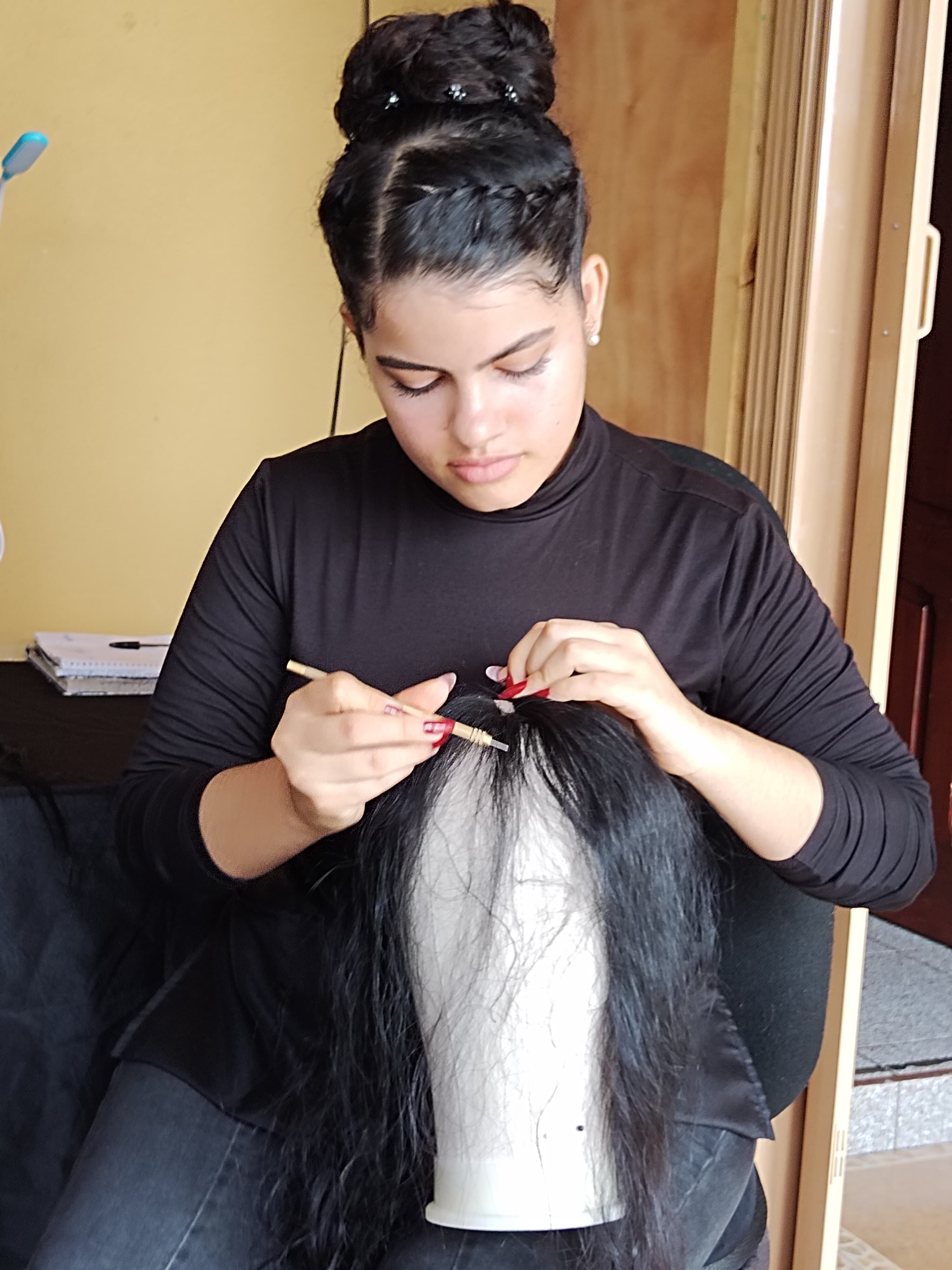 Doña Ana Campbell con su proyecto LOVE 31:10 hace desde hace 15 años pelucas para las mujeres que luchan contra el cáncer de mama y se les cae el pelo. En la foto, Roxana García.