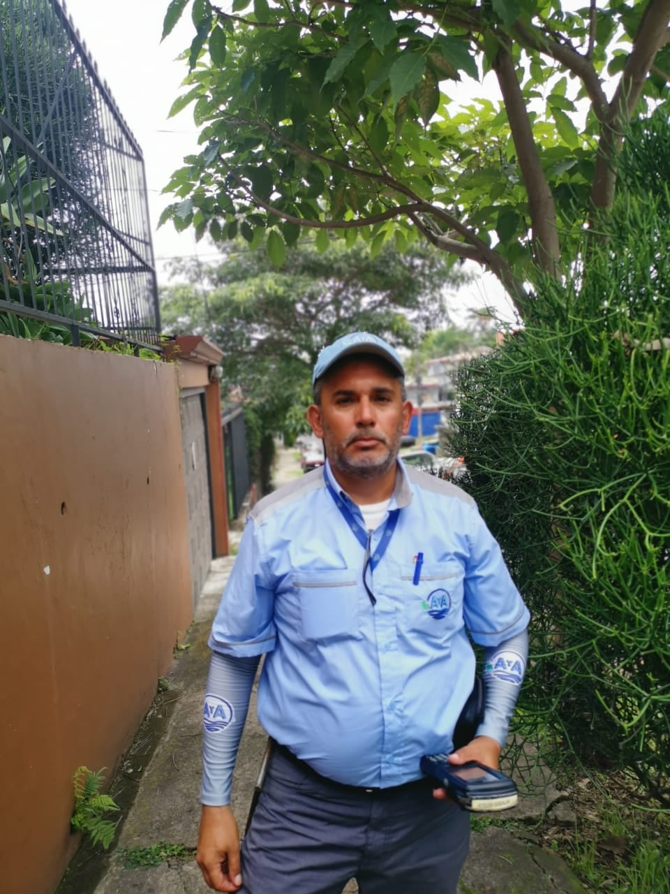 Jesús Sibaja Bustamante tiene 51 años y 15 de ellos los ha trabajado como lector de hidrómetros para Acueductos y Alcantarillados