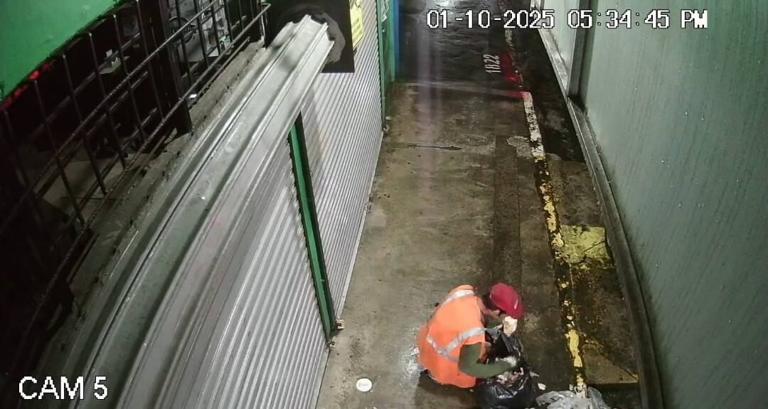 Hombre que rompía bolsas de basura en Ciudad Quesada. Foto Randall Picado/Facebook.