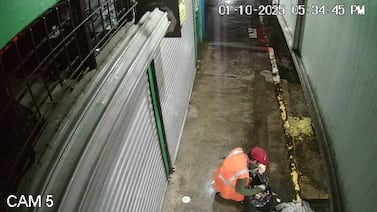 Hombre que despedazaba bolsas de basura y dejaba aceras hechas un caos recibió su merecida lección