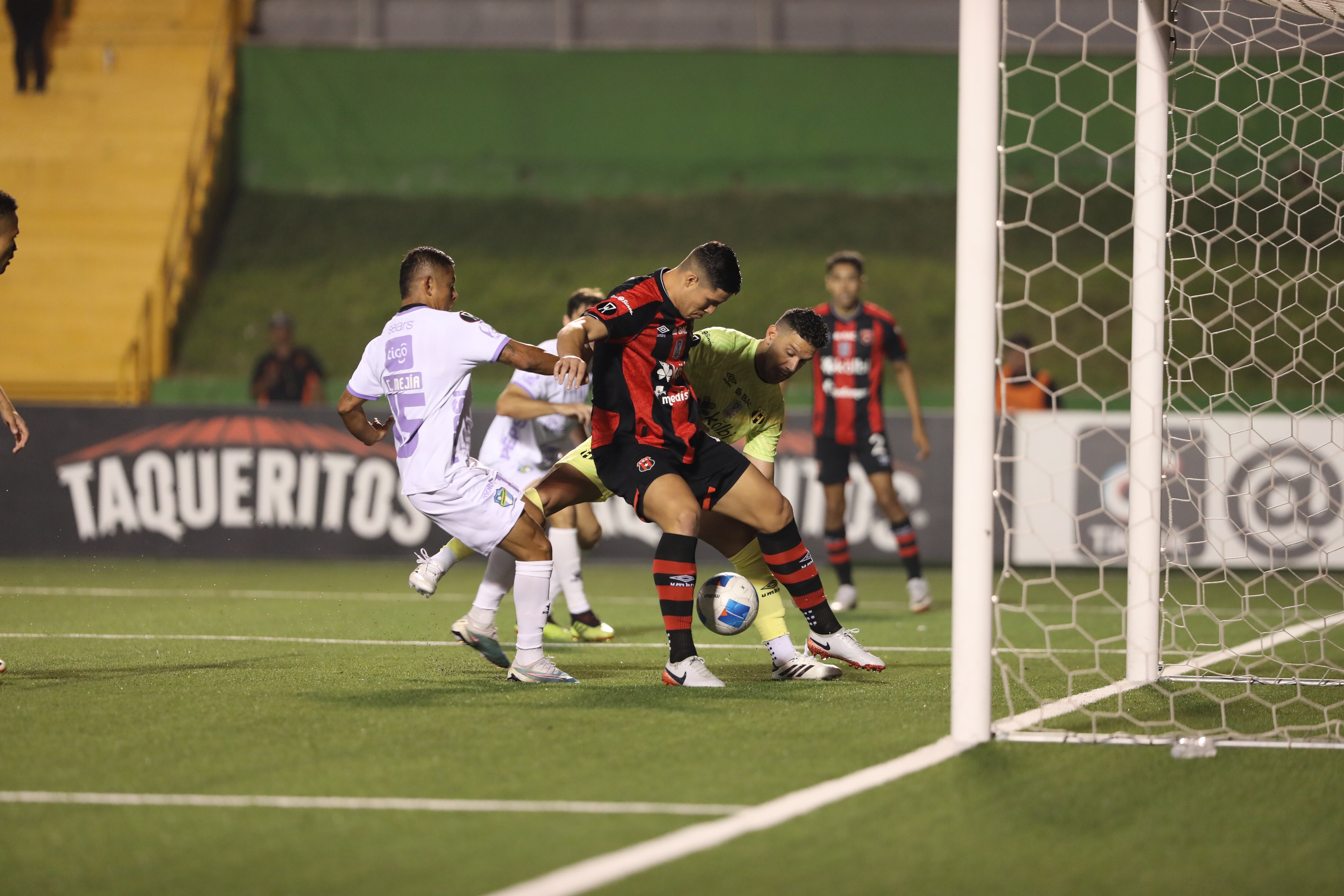 Guatemala _ 20240927 _ Comunicaciones vs. LD Alajuelense por el duelo de ida
 
Comunicaciones recibe a la Liga Deportiva Alajuelense por el partido de ida de los cuartos de final de la Copa Centroamericana de la Concacaf, en el estadio Cementos Progreso.
 
Guatemala, capital, zona